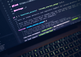Die Nachricht schlug gestern wie eine Bombe ein: Anthropic (die Macher von Claude) und Adobe haben eine weitreichende Kooperation angekündigt. Claude-Nutzer sollen künftig direkt auf über 50 Creative-Cloud-Tools zugreifen können – einfach beschreiben, was man will, und der KI-Assistent orchestriert den Rest.